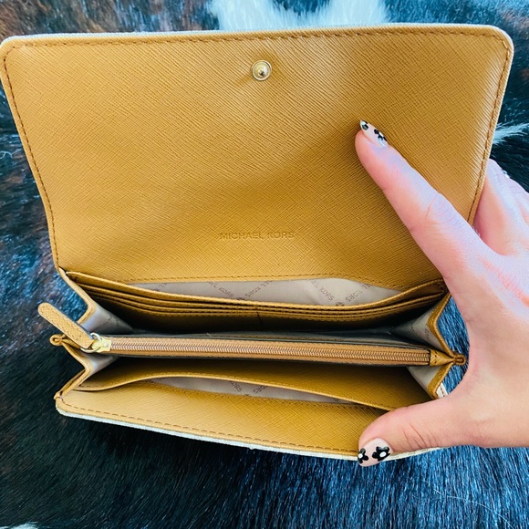 Michael Kors Shoulder Bag with matching Wallet in Vanilla/Acorn. - Picture 9 of 9